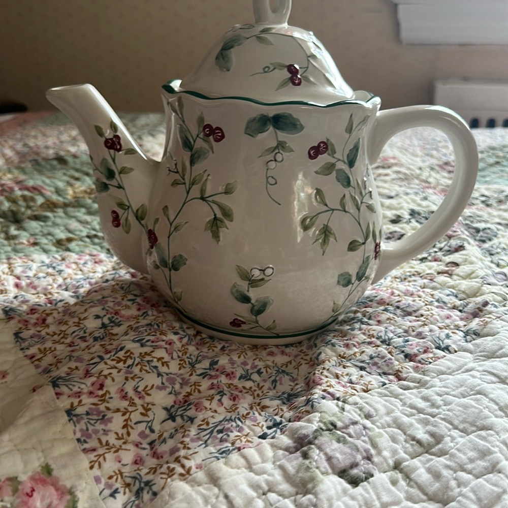 Pfaltzgraff winterbury vintage teapot